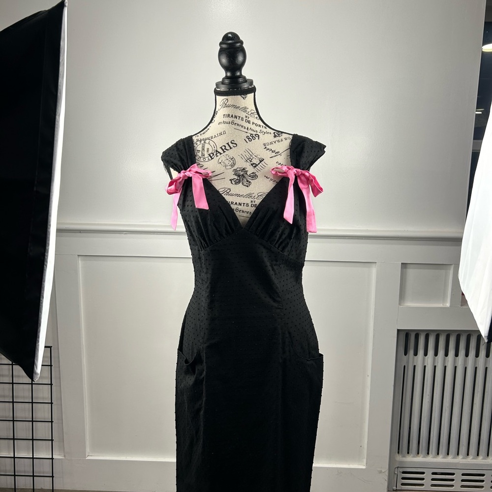 Betsey Johnson Elegant Black Midi Dress with Pink Accents
